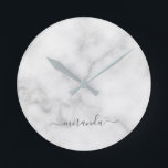 Modern Personlig Namn White Marble Rund Klocka<br><div class="desc">Modern Personlig Namn White Marble Gift med personlig namn i grått,  modernt typsnitt stil på vit marmorbakgrund. Perfekt som helgdag för henne,  gåva till husuppvärmning och gåva till särskilda tillfällen.</div>