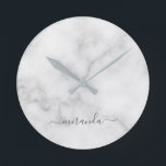 Modern Personlig Namn White Marble Rund Klocka<br><div class="desc">Modern Personlig Namn White Marble Gift med personlig namn i grått,  modernt typsnitt stil på vit marmorbakgrund. Perfekt som helgdag för henne,  gåva till husuppvärmning och gåva till särskilda tillfällen.</div>