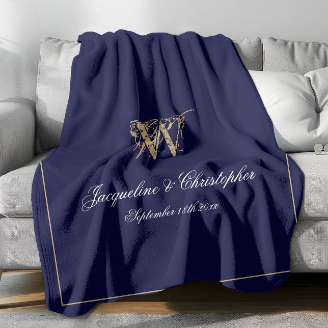 Modern Personlig Newlyged Keepsaki Monogram Fleecefilt (Elegant gold monogram with white font names and gold border against navy background fleece blanket.)
