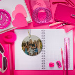 Modern Personlig Photo Best Friends över Julgransprydnad Keramik<br><div class="desc">Lägg till ditt favoritgruppfoto eller dina favoritfoton, en på varje sida, till den här giftiga och söta utskriften över hela ornament. Anpassa Best Friends FOREVER om det behövs och anpassa dig till alla dina vänner namn. Perfekt som julklapp men kommer också att vara en underbar gåva till studenten, eller för...</div>