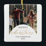 Modern Photo Arch God jul Guld-skript Julgransprydnad Keramik<br><div class="desc">årstidens glädje med vårt moderna Photo Arch God jul-skript Ceramic Ornament. Med ditt familjefoto i mitten ställe med en övertäckning av ovala bågar som är adsorterad med ord "God jul" i faux guld-folie med kalligrafi. Anpassa den med din familj namn och år i minimalistisk typografi. Vänd över den för att...</div>