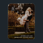 Modern Photo Bröllop Handskrivet skriptöverlägg Magnet<br><div class="desc">Modern bröllopsmålsmagnet med en enkel design med namn i ett handskript i eleganten längst upp till lämnat och dina bröllop-detaljer i högernas justering vid högerna grund, över ditt favoritfoto. Den chic handskriften ger en romantisk beröring till denna minimalistiska utformning. De här magneterna är underbara som ett personlig bröllop som dina...</div>
