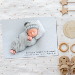 Modern Photo Collage Birth Meddelande<br><div class="desc">Minimalt foto collage-meddelande för flicka eller pojke. Din nyfödds foto fyller framsidan,  överlagrad av namn,  ankomstdatum och födelsestatus i enkel,  modern typografi (du kan flytta texten till kostym genom att välja "redigera med designen också"). På motsatt sida lägger du till ytterligare tre foton och ditt "välkomnas av"-meddelande.</div>