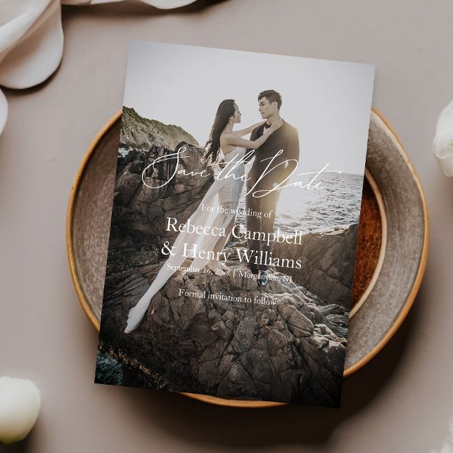 Modern Photo Elegant Script Bröllop spara datum Inbjudningar (Make your special day unforgettable with our beautifully designed Save the Date photo invitation.)