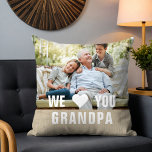 Modern Photo Grandpa Script Heart Kudde<br><div class="desc">Modern Photo Grandpa Script Heart Dekorativ kudde ger ditt favoritfoto med texten "We (eart) you Grandpa" i ett modernt,  vitt typografiskt överlägg. Anpassa genom att redigera texten i textrutan. Designad av ©Evco Studio www.zazzle.com/store/evcostudio</div>