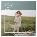 Modern Photo Grönt Family Loving Gift Kakelplatta<br><div class="desc">Introduktion till Modern Photo Grönt-familjen, en vacker gåva! Den här gåvan är ett sätt att fånga och fira kärlek och band inom en familj, samtidigt som den tillför lite elegans och modernitet till vilken hemskör som helst.Den moderna foto-Grönt-familjen Loely Gift är inte bara ett vackert dekorativt biet utan också en...</div>