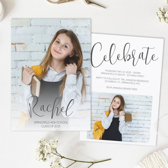 Modern Photo Inbjudningar (Modern Script Photo Graduation Announcement)