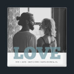 Modern Photo Kärlek bröllopsförmån Magnet<br><div class="desc">De här moderna foto-kärlek-typografimagneterna är perfekter för spara datumen- eller bröllopsfavörer. Anpassa med foto,  namn,  datum och plats för bröllop. Kontakta mig genom knappen nedan om du behöver ytterligare anpassning eller hjälp med att anpassa fotot på mallen.</div>
