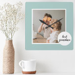 Modern Photo Mint Loely Grandma Gift Fyrkantig Klocka<br><div class="desc">Oavsett om du är tittar för en Mors dag-gåva, födelsedagspresent eller bara vill visa din mormor hur mycket hon elak till dig, är den moderna Photo Mint Loely Grandma Gift perfektens val. Det är ett vackert och sentimentalt sätt att hedra det speciella bandet mellan en mormor och hennes familj, och...</div>