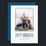 Modern Photo Ram Lycklig Hanukkah Julkort<br><div class="desc">Lycklig Hanukkah! Skicka Hanukkah önskemål till familj och vänner med det här anpassadet till fotot Hanukkah-kortet. Den har modern typografi och ett enkelt foto ram. Anpassa genom att lägga till namn och ett foto. Det här moderna Lycklig Hanukkah-kortet finns på andra kartonger.</div>