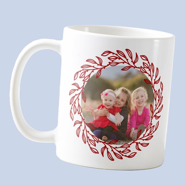 Modern Photo Red Löv och Berry Wandeans Kaffemugg (Modern custom photo wreath coffee mug, ideal for a gift for grandparents and family members.)
