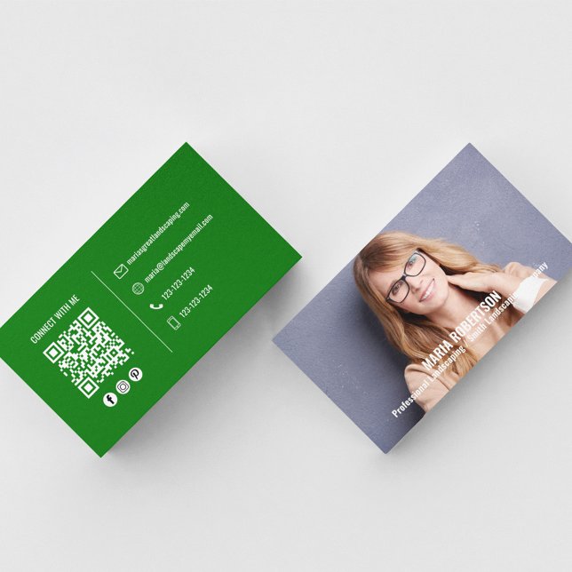 Modern Photo Simple Grönt QR Code Social Media Visitkort (Simple and minimalist green and white business card. )