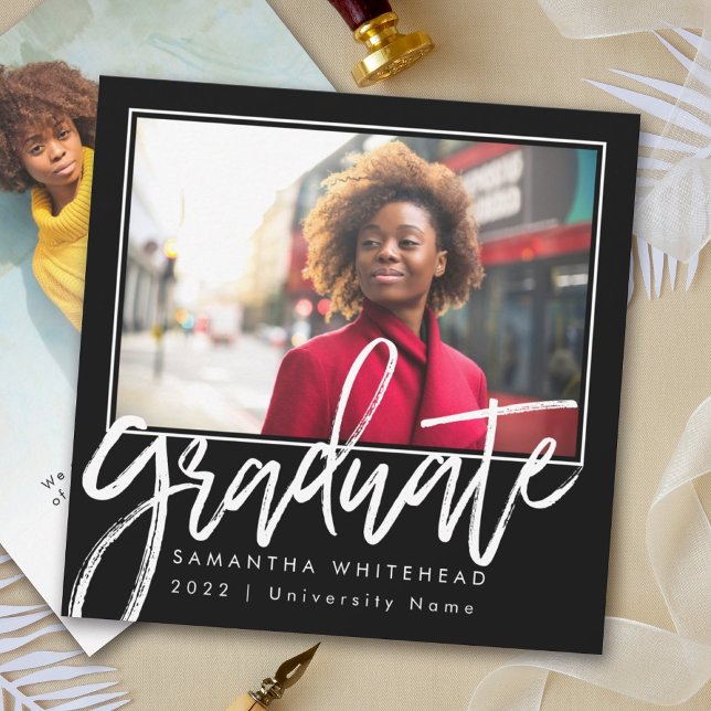 Modern Photo Student 2022-annonsering, svart Meddelande (Square Graduate announcement card to celebrate your child and announce the exciting milestone.)