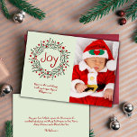 Modern Photo Template för krans i julklapp Julkort<br><div class="desc">Ett minimalistiskt julkort som du kan anpassa med ett foto. En enkel grönt och ett rött hullt andetag på en sädesbakgrund med grönten "joy" typography. Filippinerna 4:4,  "Rejoice in the Lord alltid. Jag säger det igen: Rejoice!" Meddelande & namn på baksidan för anpassning.</div>