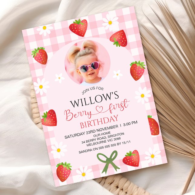 Modern Pink Gingham Heart Berry First Birthday Inbjudningar (Berry First Birthday Invitation, Berry First Birthday Invite, Strawberry Themed First Birthday Girl)