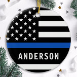 Modern polisman Personlig Thin Blue Line Julgransprydnad Keramik<br><div class="desc">Personlig Thin Blue Line Ornament - Amerikansk flagga i Police Flagga färg, modern svart blue design . Anpassa polisens julklappar med polisens namn, avdelning och år. Denna personlig poliskår är en perfekt för polismyndigheter, tillsatta lagar-officerare eller som minnesmärke. Beställ dessa polisens prydnadsföremål i stora partier för polisakademin eller polisavdelningens gåvor,...</div>