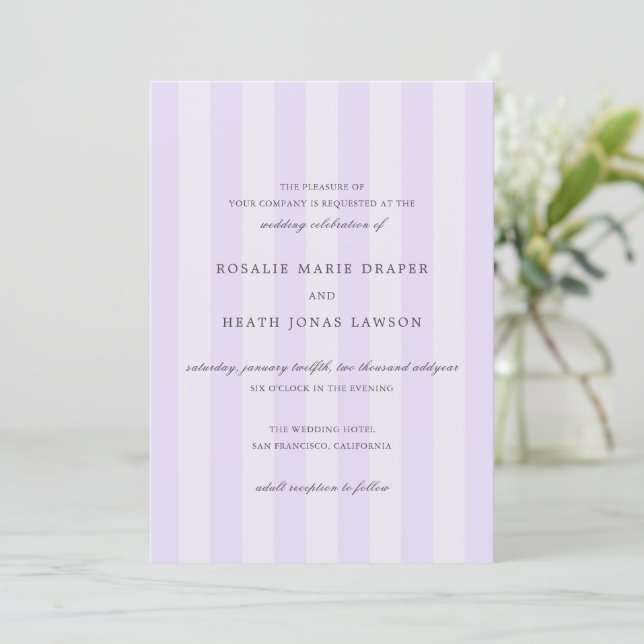 Modern Purple Stripes Elegant Wedding Inbjudningar (Stående Fram)