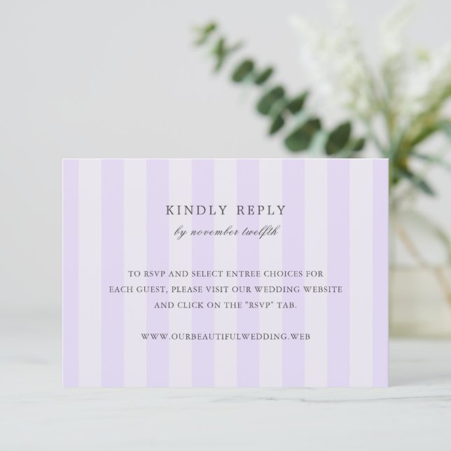 Modern Purple Stripes Elegant Wedding RSVP Card OSA Kort (Stående Fram)