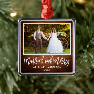 Modern Push Script Rustic Wood Married and Merry Julgransprydnad Metall