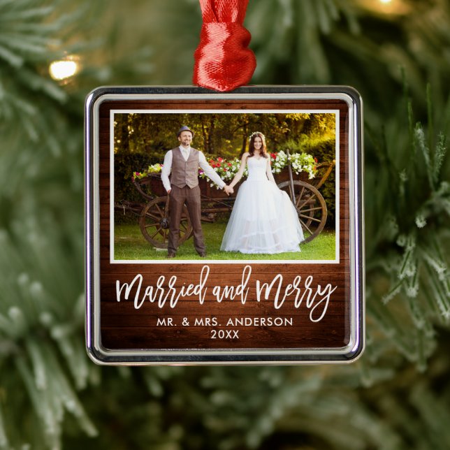 Modern Push Script Rustic Wood Married and Merry Julgransprydnad Metall (Träd)