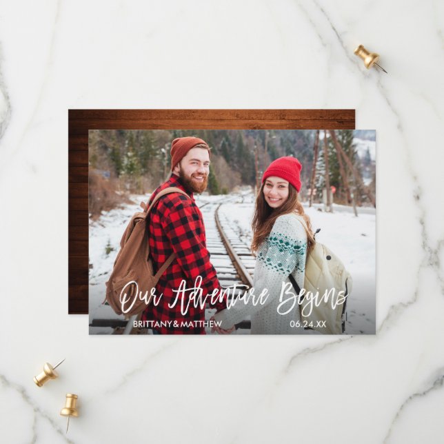 Modern Push Script Wood our Äventyr börjar Spara Datumet (Fram/Back In Situ)