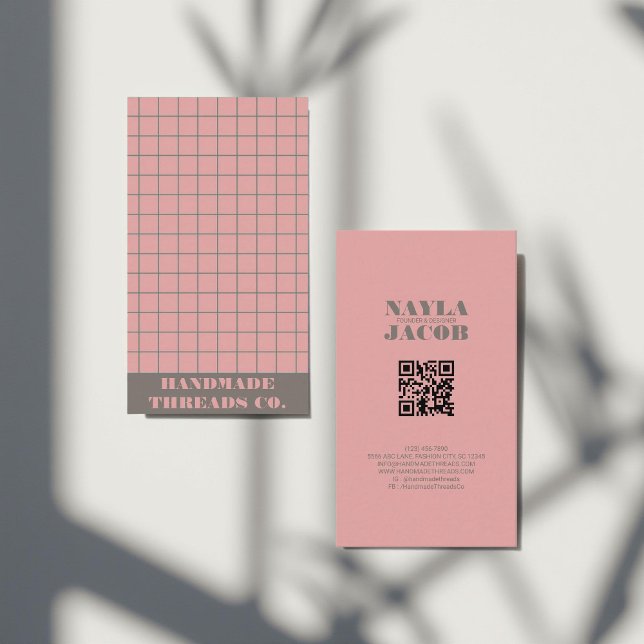 Modern QR-kod för Rosa Kontrollerad Mönster Mönste Visitkort (Skapare uppladdad)