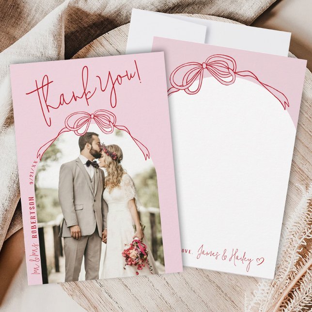 Modern Quirky Hand plockade Bow ROSA Photo Bröllop Tack Kort (Pink and Red quirky whimsical modern coquette bow arch frame wedding photo Mr & Mrs thank you card)