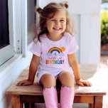 Modern Rainbow Himlar Girls Anpassningsbar Födelse T Shirt<br><div class="desc">Barns ljusa och trevliga födelsedagskjorta har en regnbåge/över regnbågens tema med moln och sol. Regnbåge färg omfattar: rött,  orange,  gult,  rosa,  grönt,  teal,  blått och lila.</div>