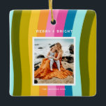 Modern Rainbow Merry och Bright-Lodrät Julgransprydnad Keramik<br><div class="desc">Lodrät God och Bright Modern Regnbåge - juldesign</div>