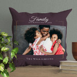 Modern Ram | Familjen är allt fotofoto Guld Kudde<br><div class="desc">Där, familjekämpar! Höj din hemdekoration med vår Zazzle-kudde, med en Modern Elegant "Familj är allt", skript som typografi med en fantastisk guld ram på mörkens maronröd. Den här kudden är perfekten för att visa kärlek för din familj i stil. Med sin sofistikerade design och sitt innerliga budskap kommer det att...</div>