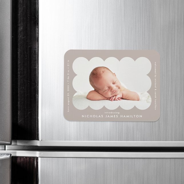 Modern ramavslöjdad födelseannonsering i taupefärg magnet (Skapare uppladdad)
