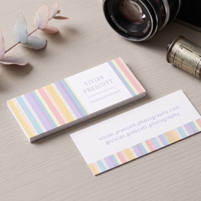 Modern ramdesign med pastellfärger mini visitkort (Simulated business cards on table)
