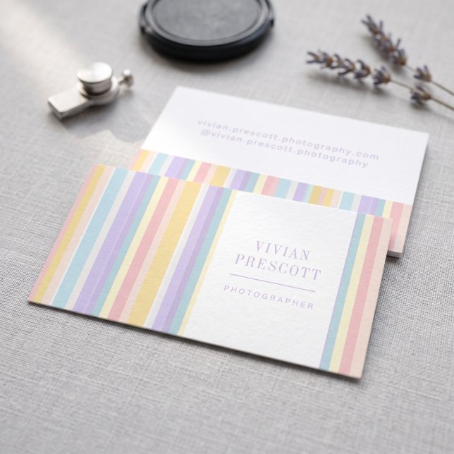 Modern ramdesign med pastellfärger visitkort (Simulated business cards on table)