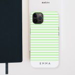 Modern Rand | Neon Lime Green Funky Trendig Namn<br><div class="desc">En enkel,  snyggt fodral med ett modernt chunky-vågrät-rand-design i nylonlime-grönt,  med lätt grått-bakgrund i ett minimalistiskt "Skandi"-skandinaviskt stil. Ditt namn,  initialer eller ord i modern blocktypografi i trendiget av svart som du lätt kan anpassa för dig själv eller som en speciell gåva till en älskad.</div>
