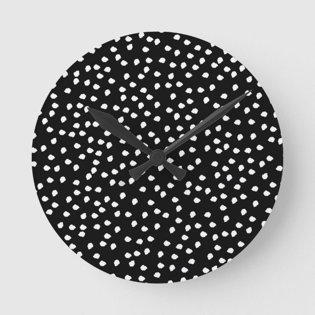 Modern Random Polka Dot Mönster Black and White Rund Klocka (Framsida)