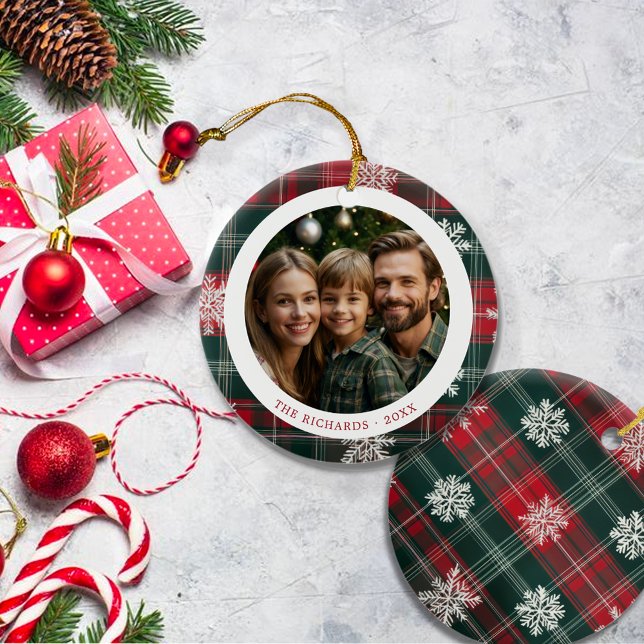 Modern Red and Grönt Snöflingor Photo Julgransprydnad Keramik (Modern Red and Green Snowflakes Photo Ceramic Ornament)