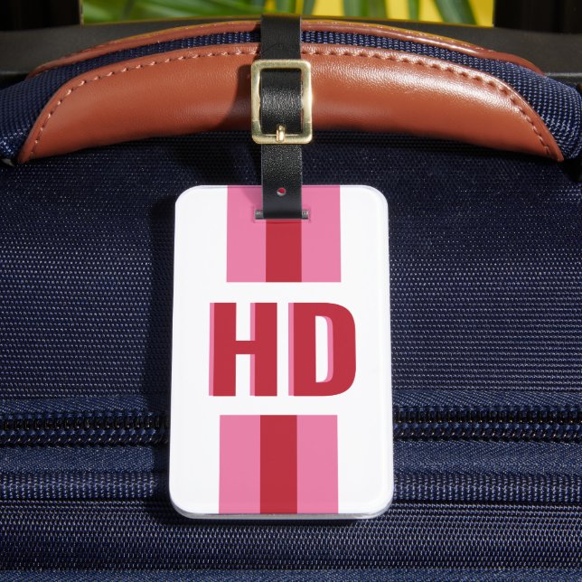 Modern Red and Pink striped Shadow Monogram Travel Bagagebricka (Framsida Insitu 2)