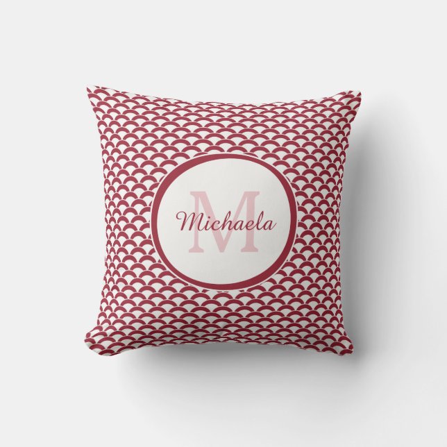 Modern Red and White Scallops Monogram och Namn Kudde (Framsida)