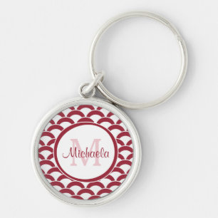 Modern Red and White Scallops Monogram och Namn Rund Silverfärgad Nyckelring