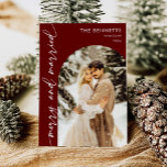 Modern Red Arch Photo Newlyweds Merry & Married Julkort<br><div class="desc">Fira din nya resa tillsammans den här julhelgen med ett fantastiskt kort med ett favoritfoto av dig som nygifta. Den moderna röda bågdesignen skapar en djärv och feg bakgrund, som elegant utformar din bild samtidigt som du förmedlar ditt roliga budskap om "Merry & Married" i snyggtens typografi. Den här contemporaryns...</div>
