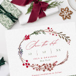 Modern Red Berries & Script Winter Wedding Spara Datumet<br><div class="desc">Ett profetivt bröllop spara datum-promemorikort med elegant som innehåller en öppen asymmetrisk krans av vintern med vattentorg i rött,  blått och brunt,  med grönt löv. "spara datumet" finns i det röda moderna kalligrafskriptteckensnittet.</div>