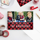 Modern Red Buffalo Play Family Photo Collage Julkort<br><div class="desc">Minimal "Sending jul Cheer"-fotokort har en modern vit textdesign som kan vara helt personlig med tre (3) favoritfoton,  föredragen ordalydelse,  efternamn,  familjemedlemmar och år. Har en röd och svart buffel som är fäst mönster på framsidan och baksidan av hälsningskortet. Foto kredit: Två fiskfotografier www.twofishphoto.com</div>