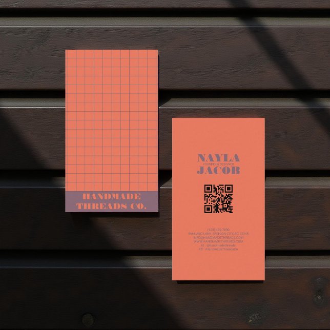Modern Red Coral Checkated Mönster QR-kod Visitkort (Skapare uppladdad)