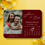 Modern Red Elegant Script Photo Save Date Magnet<br><div class="desc">Modern Maroon Red | Burgundy Elegant-skriptet "Save the Date" Magnet med Anpassningsbar Calendar med ett vackert foto. Låt er familj, vänner och kolleger veta att ni har fastställt ett datum för ert bröllop firande med denna elegant magnet. Om du vill flytta markören Ring > klicka på blått "Anpassa" > rulla...</div>