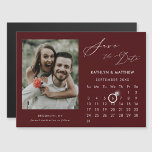 Modern Red Elegant Script Photo Save Date Magnetisk Inbjudningskort<br><div class="desc">Modern Red Elegant Script "Save the Date" (Spara datum), magnetkort med Anpassningsbar Calendar med ett vackert foto. Låt er familj, vänner och kolleger veta att ni har fastställt ett datum för ert bröllop firande med detta kort för elegant. Om du vill flytta markören Ring > klicka på blått "Anpassa" >...</div>
