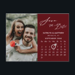 Modern Red Elegant Script Photo Save Date Meddelande Vykort<br><div class="desc">Modern Maroon Red | Burgundy-Elegant Skriptet "Spara datum" - vykort med Anpassningsbar Calendar med ett vackert foto. Låt er familj, vänner och kolleger veta att ni har fastställt ett datum för ert bröllop firande med detta kort för elegant. Om du vill flytta markören Ring > klicka på blått "Anpassa" >...</div>