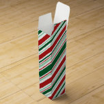 Modern Red, Grönt, Vit julgodis Rand Vinlåda<br><div class="desc">Lägg till fläkt i din julklapp från vin med en presentlåda för snyggt som innehåller en modern geometrisk mönster av rött, mynta grönt, mörk grönt och vitt julgodis rand i blandad bredd. Om du vill visa designen Blandad röd, Grönt, Vit Rand på andra objekt klickar du på länken "Rocklawn Arts"...</div>