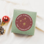 Modern Red & Guld Sparkles God jul Runt Klistermärke<br><div class="desc">En roligt- och festdesign med handdragna faux-guld-gnistor och retrotypografi. En hälsning som du väljer böjs runt klisterlappen, och din familj namn kröns runt grund. Texten skapar runt ram runt miniatyrbilarna. Perfekt för förslutning av kuvert, dekoration av presentlådor eller förskönande av festföremål! Koordinerande element finns tillgängliga via samlingslänken på den här...</div>