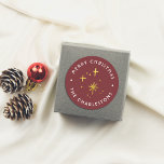 Modern Red & Guld Sparkles God jul Runt Klistermärke<br><div class="desc">En roligt- och festdesign med handdragna faux-guld-gnistor och retrotypografi. En hälsning som du väljer böjs runt klisterlappen, och din familj namn kröns runt grund. Texten skapar runt ram runt miniatyrbilarna. Perfekt för förslutning av kuvert, dekoration av presentlådor eller förskönande av festföremål! Koordinerande element finns tillgängliga via samlingslänken på den här...</div>