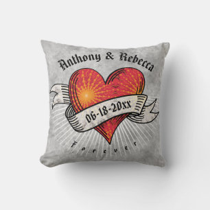 Modern Red Heart Add Namn, Date & Monogram Kudde